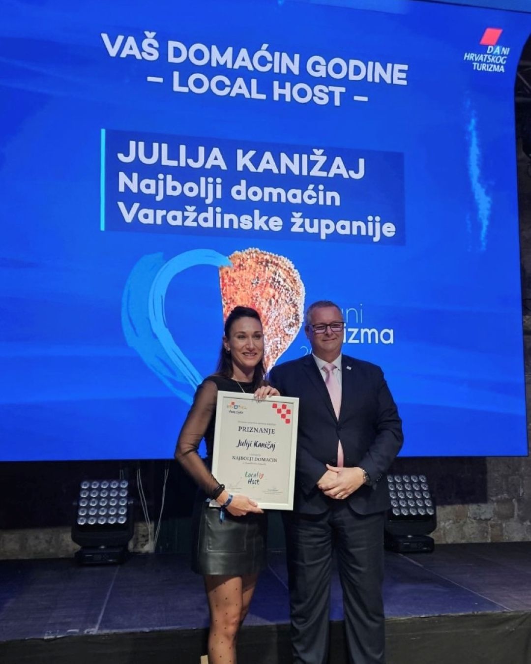 Julija Kanižaj mit ihrer Auszeichnung Local Host Award 2025 bei der Verleihung in Dubrovnik.