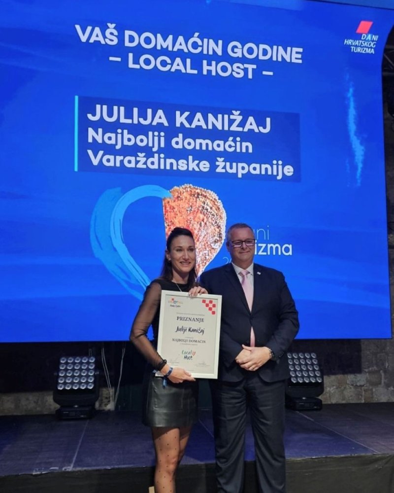 Julija Kanižaj mit ihrer Auszeichnung Local Host Award 2025 bei der Verleihung in Dubrovnik.